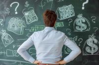 © Gautierbzh - stock.adobe.com Foto: Mann vor Schultafel