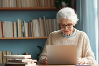 © kora studio - stock.adobe.com Foto: Ältere Frau vor Laptop