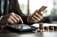 © AucArtStudio - stock.adobe.com Foto: Mann mit Taschenrechner