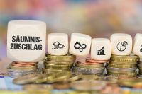 © magele-picture - stock.adobe.com Foto: Würfel mit Aufschrift Säumniszuschlag