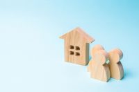 © Andrii Yalanskyi - stock.adobe.com Foto: Holzhäuschen und Holzfiguren