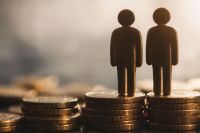 © Nongkhane - stock.adobe.com Foto: Figuren auf Münzstapel