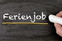 © Sinuswelle - stock.adobe.com Foto: Text Ferienjob auf Tafel mit Kreide geschrieben
