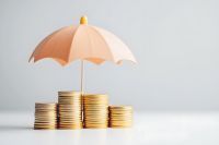 © D.e.a.r - stock.adobe.com Foto: Schirm mit Münzen darunter