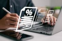 © ipuwadol - stock.adobe.com Foto: Person arbeitet am Laptop