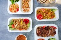 © NIKIBA - stock.adobe.com Foto: Essensboxen für Lieferdienste